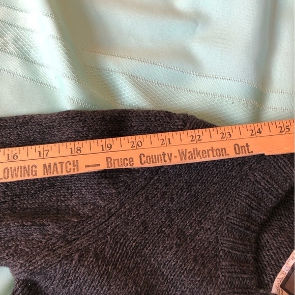 University of Guelph School  Sweater - Picture 6 of 10